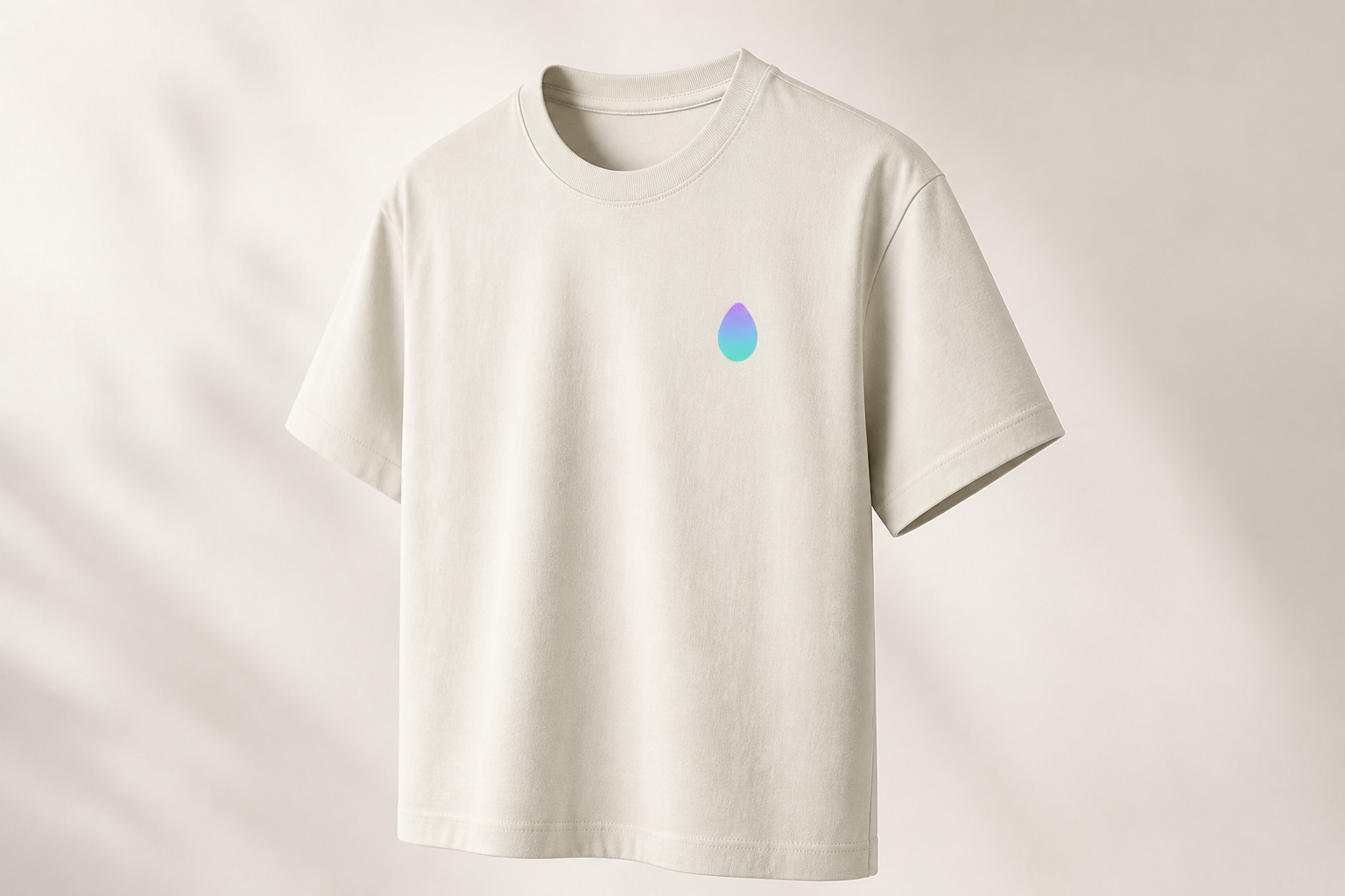 グラデーションロゴのTシャツ